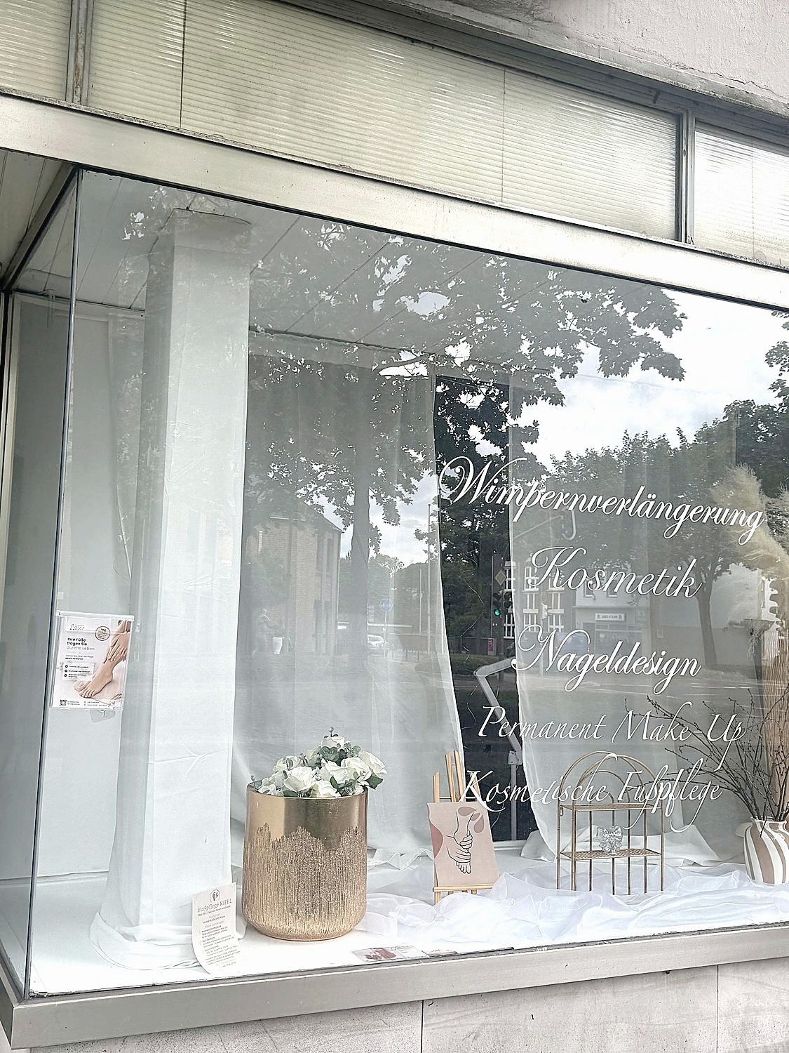 Schaufenster an der Venloer Straße mit der Aufschrift Kosmetische Fußpflege